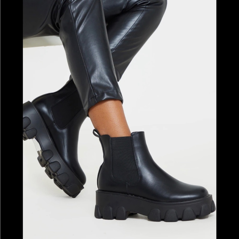 Black chunky chelsea ankle boot